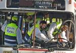 Frivillige redningsarbejdere inde i bussen, der var mål for selvmordsangrebet. - Foto: AP 