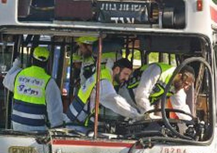 Frivillige redningsarbejdere inde i bussen, der var mål for selvmordsangrebet. - Foto: AP 