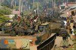 Indonesisk militær ankommmer til Samalanga i Aceh-regionen. Militæret har til morgen beskudt en af oprørermes militærbaser med raketter. - Foto: AP 