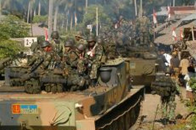 Indonesisk militær ankommmer til Samalanga i Aceh-regionen. Militæret har til morgen beskudt en af oprørermes militærbaser med raketter. - Foto: AP 