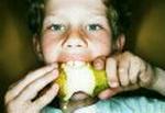 barn spiser frugt