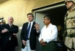 Den irakiske regeringskonferencen er udskudt til juli, siger den amerikanske leder i Irak L. Paul Bremer ( m. slips) . -Foto: AP 
