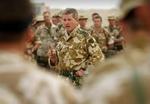 Den britiske oberst Tom Collins taler til sine soldater, før de gik i kamp i Irak. Nu er han mistænkt for krigsforbrydelser mod krigsfanger. - Arkivfoto: AP. 