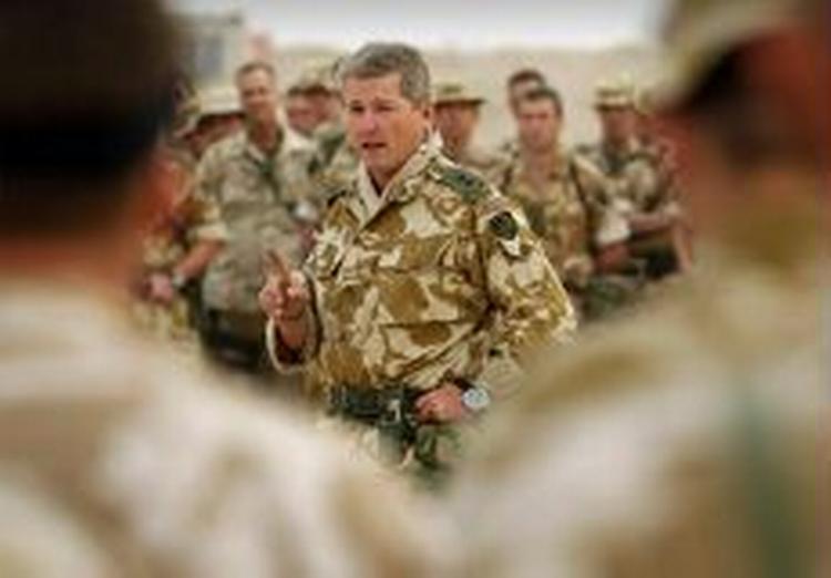 Den britiske oberst Tom Collins taler til sine soldater, før de gik i kamp i Irak. Nu er han mistænkt for krigsforbrydelser mod krigsfanger. - Arkivfoto: AP. 