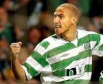 Henrik Larsson og hans medspillere får det varmt i aften. - Foto: AP 