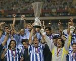 FC Portos Jorge Costa løfter pokalen. - Foto: AP 