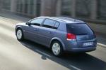 Opel Signum falder lidt uden for de kendte biltyper i luksusklassen. Med et bagagerum på op til 550 liter hører den til de mest rummelige. I Danmark starter priserne ved 450.000 kroner.   Foto: Opel 
