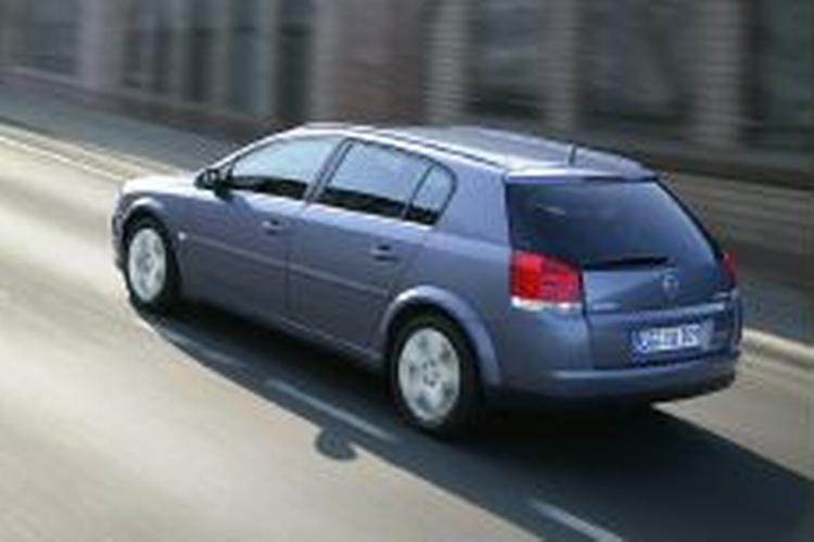 Opel Signum falder lidt uden for de kendte biltyper i luksusklassen. Med et bagagerum på op til 550 liter hører den til de mest rummelige. I Danmark starter priserne ved 450.000 kroner.   Foto: Opel 