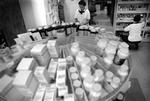 Pillearbejde. Der er mange penge at spare, hvis apotekerne bliver bedre til at udlevere billig medicin.   Arkivfoto: Asger Carlsen 