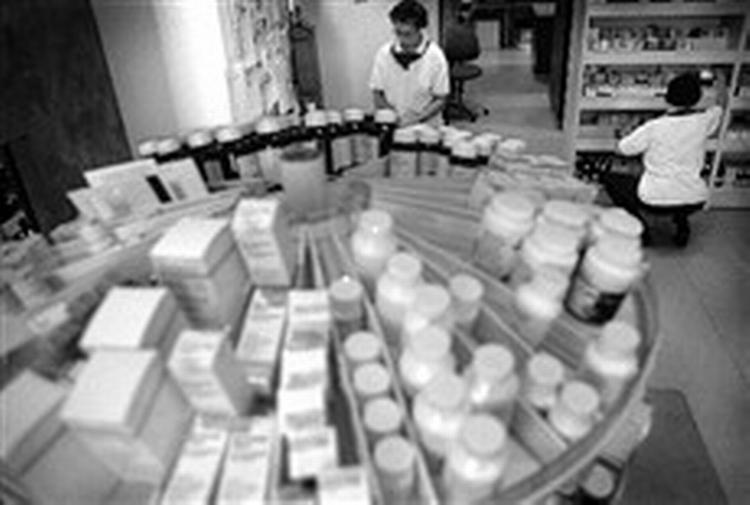 Pillearbejde. Der er mange penge at spare, hvis apotekerne bliver bedre til at udlevere billig medicin.   Arkivfoto: Asger Carlsen 
