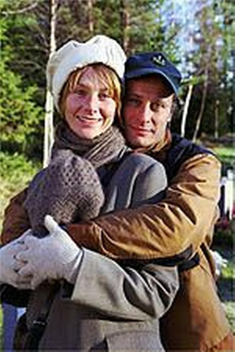 Bonden Benny og den renskurede bibliotekar Desirée udgør det umage par, spillet af henholdsvis Michael Nyqvist og Elisabet Carlsson. - PR-foto. 