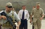 Den amerikanske leder af Irak, Paul Bremer (midten), er på rundtur i landet, han skal forsøge at genopbygge. - Foto: AP 