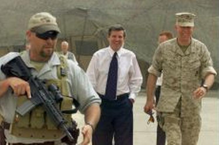 Den amerikanske leder af Irak, Paul Bremer (midten), er på rundtur i landet, han skal forsøge at genopbygge. - Foto: AP 