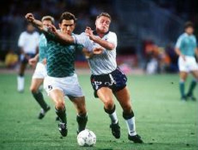 Augenthaler var i årevis stamspiller på det tyske landshold. Her er han i kamp med Paul Gascoigne (hvid) i VM-semifinalen i 1990. Tyskerne vandt - til sidst. - Foto: AP 