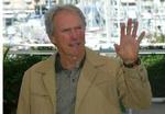 72-årige Eastwood hilser på pressen i forevisningen af 'Mystic River' fredag. - Foto: AP 