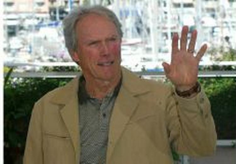 72-årige Eastwood hilser på pressen i forevisningen af 'Mystic River' fredag. - Foto: AP 