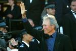 Denne mand kan løbe med guldpalmerne søndag aften. Først i 'Mystic Rivers' sidste minutter ryster 72-årige Eastwood på hånden med en slutning, der er mindre end optimal, skriver Kim Skotte fra Cannes. - Foto: AP 