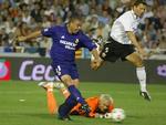 Ronaldo runder Valencias målmand og scorer sejrsmålet for Real Madrid. - Foto: AP 