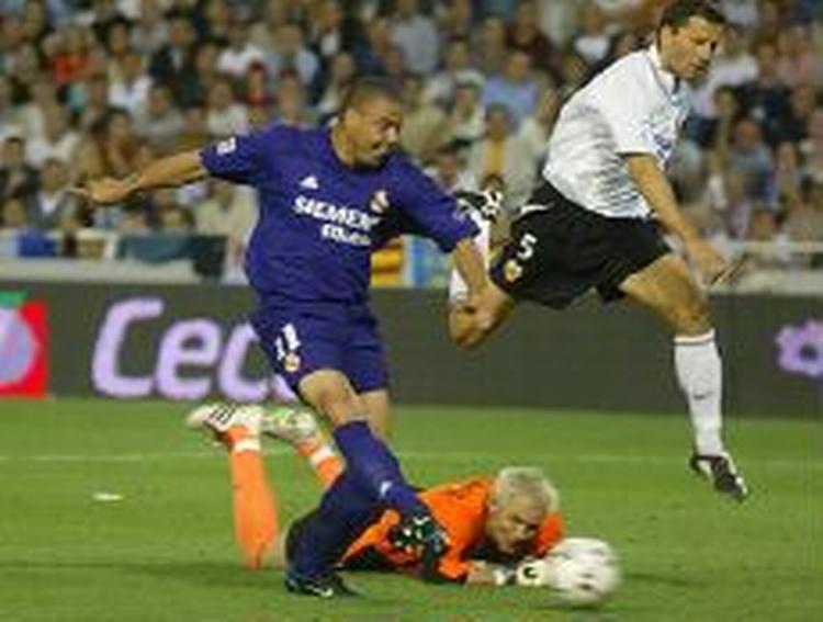 Ronaldo runder Valencias målmand og scorer sejrsmålet for Real Madrid. - Foto: AP 