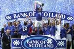 Rangers-anføreren Barry Ferguson gør det, Celtic-fans hader allermest: Hæver trofæet. - Foto: AP 