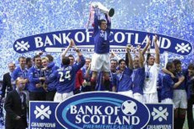 Rangers-anføreren Barry Ferguson gør det, Celtic-fans hader allermest: Hæver trofæet. - Foto: AP 
