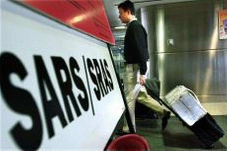 Advarselsskilte om SARS i lufthavnen i Toronto. - Foto: AP 