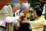 Sir Edmund Hillary lader sig hylde i Nepal, 50 år efter at han besteg Everest. - Foto: AP 