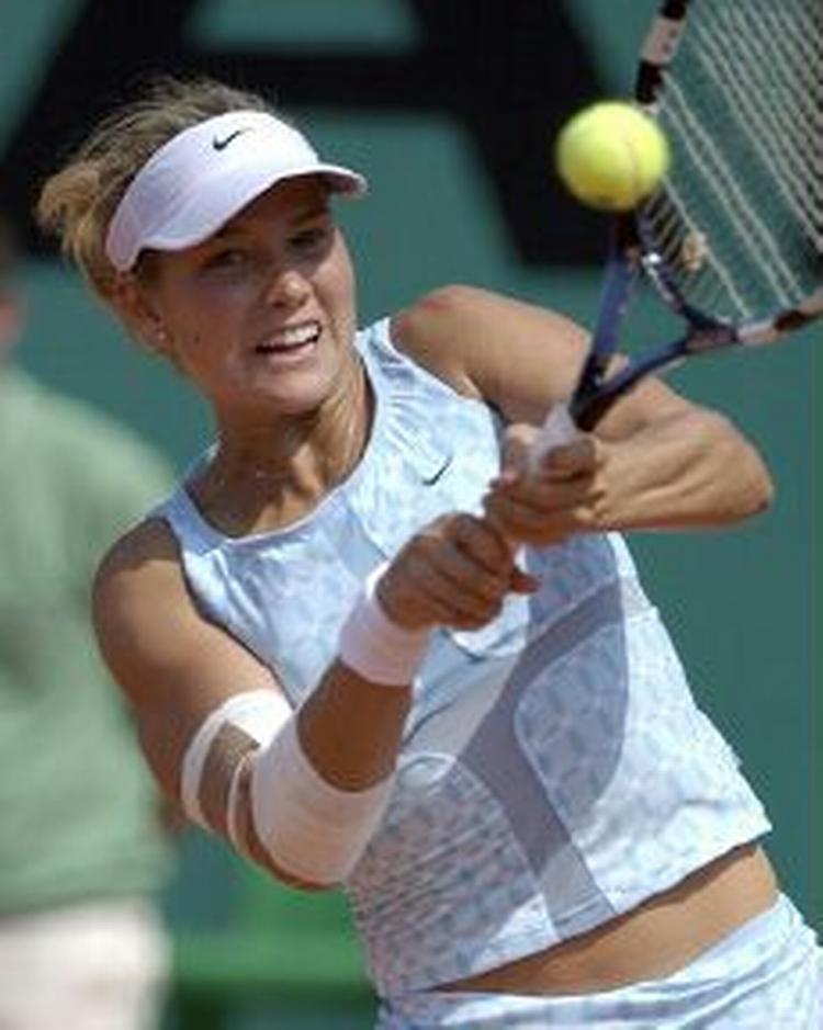 Ashley Harkleroad sender et baghåndsslag tilbage mod Daniela Hantuchova, og vandt kampen på trods af en skadet albue. - Foto: AP 