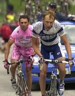 Dario Frigo lige foran Simoni. - Foto: AP 