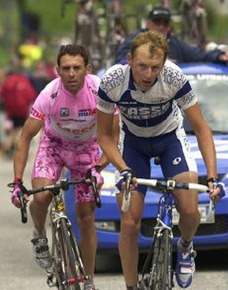 Dario Frigo lige foran Simoni. - Foto: AP 