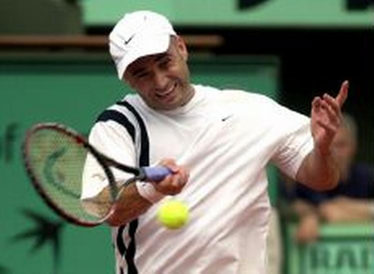Det ser lidt akavet ud, men det gik nu godt. Agassi vandt over Malisse i tredje runde af French Open. - Foto: AP 