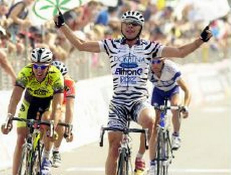 Simoni jubler efter at have kørt en perfekt timet spurt. - Foto: AP 