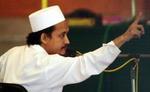 'Gud er stor' råber Imam Samudra i retten, hvor han er tiltalt for at stå bag bombeangrebet på Bali. - Foto: AP 