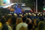 Politiet måtte bruge vandkanoner mod demonstranterne.- Foto: AP. 
