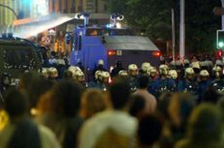 Politiet måtte bruge vandkanoner mod demonstranterne.- Foto: AP. 