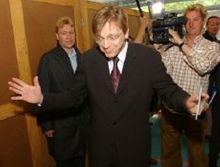 Guy Verhofstadt, der for nylig fik vælgernes opbakning til at fortsætte som premierminister, har indkaldt til krisemøde i regeringen. - Foto: AP 