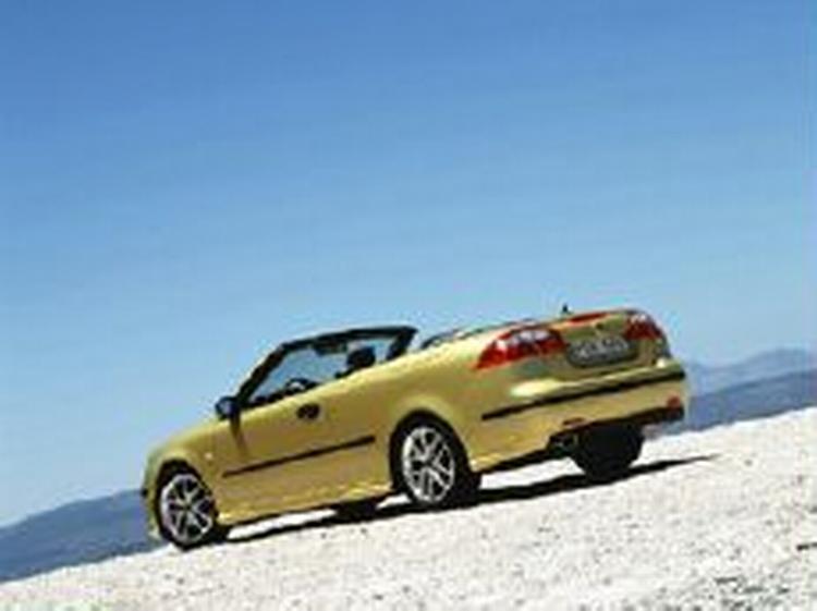 Kun forruderammen rager op, når kalechen på Saab 9-3 convertible er rullet tilbage. Den lægger sig i bagagerummet, hvor der dog stadig er plads til et par bløde weekendtasker.   Foto: Saab 