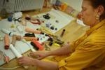 Pia Struck, seksualterapeut, med et udbud af onaniredskaber. - Foto: Toke Hage 