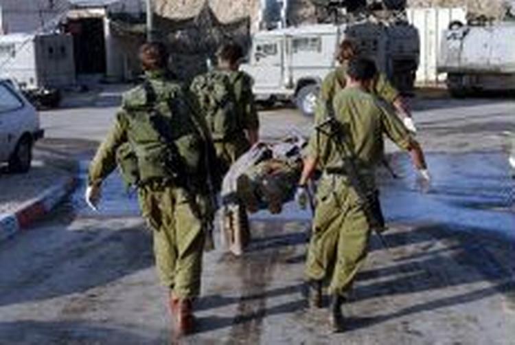 En af de fire israelske soldater, som blev dræbt, bæres væk. - Foto: AP 
