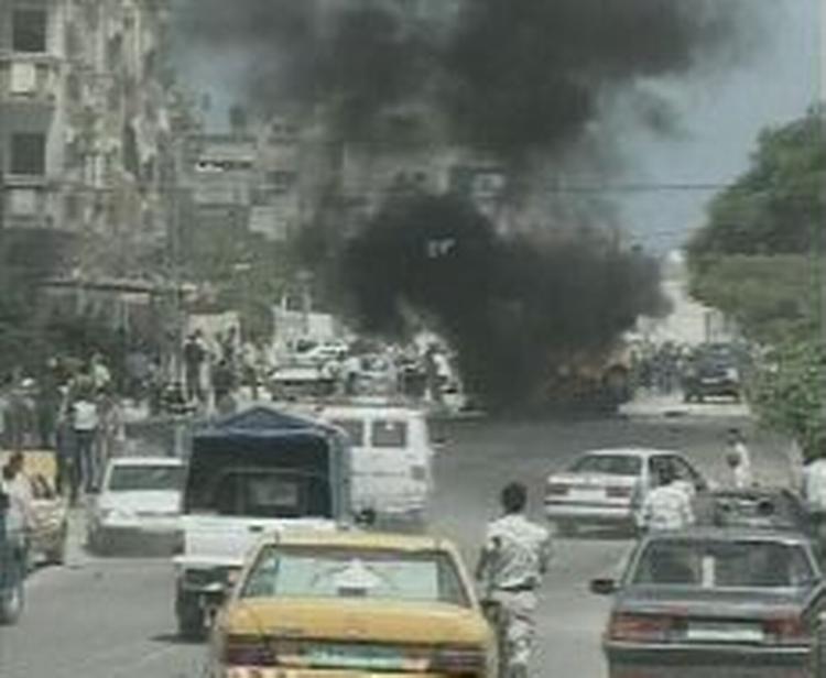 Hamas-lederens bil rammes midt i Gaza by. - Foto: AP 