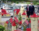 Den engelske dronning i Legoland med sin mand Prins Philip og den danske Lego-direktør Kjeld Kirk Kristiansen. - Foto: AP 