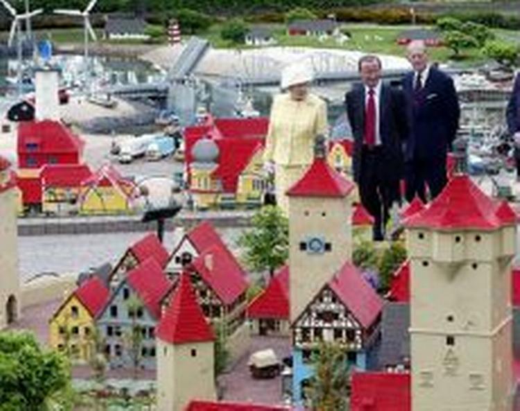 Den engelske dronning i Legoland med sin mand Prins Philip og den danske Lego-direktør Kjeld Kirk Kristiansen. - Foto: AP 