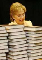 Her signerer Hillary Clinton bøger i en boghandel i New York. - Foto: AP 