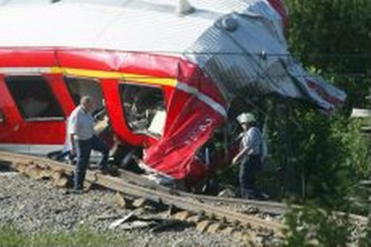 Redningsmandskab ved det ene forulykkede tog. - Foto: AP 
