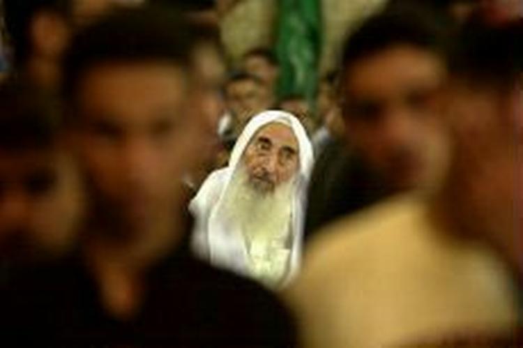 Hamas' grundlægger Sheik Ahmed Yassin til begravelsen af et af ofrene for det israelske raketangreb onsdag. - Foto: AP. 