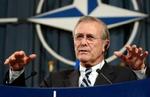 Den amerikanske forsvarsminister Donald Rumsfeld på et pressemøde i NATO-hovedkvarteret i Belgien. - Foto: AP 