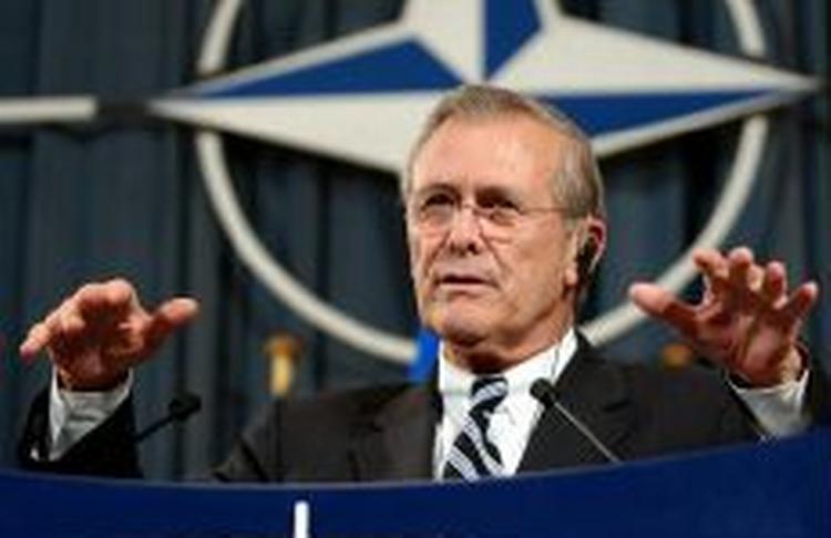 Den amerikanske forsvarsminister Donald Rumsfeld på et pressemøde i NATO-hovedkvarteret i Belgien. - Foto: AP 