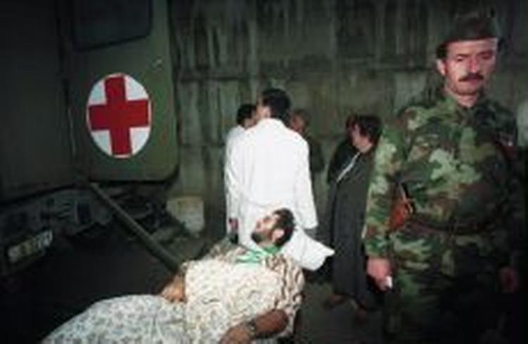 På dette foto fra 1991 indlægges Sljivancanin på hospital i Vukovar. - Foto: AP 