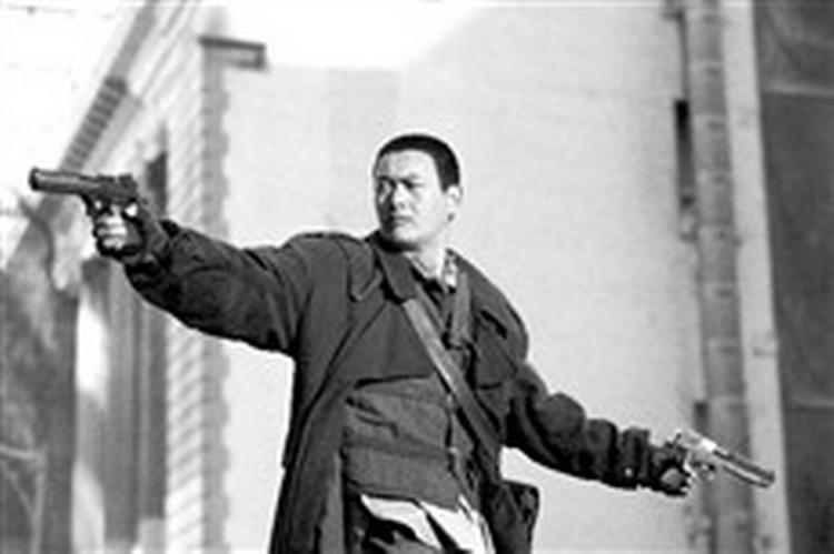Hårdtslående, men følsomme Chow Yun-Fat kan ikke løfte denne til tider energiske, men i sidste ende mislykkede superheltefilm. - Foto: Angel Films. 