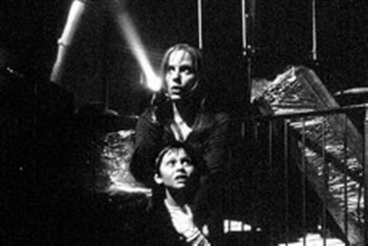 Tandfeen kommer! Og det er lige så skræmmende , som det lyder, i kedelige 'Darkness Falls'. - Foto: SF Film. 